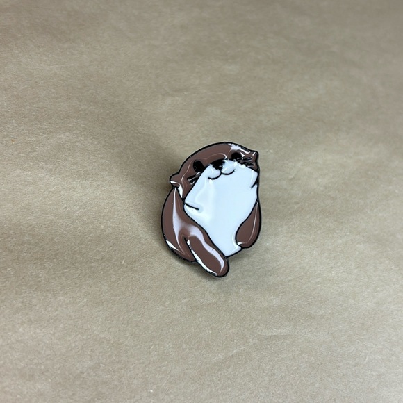 Unbranded Jewelry - Simple Otter Enamel and Metal Pin